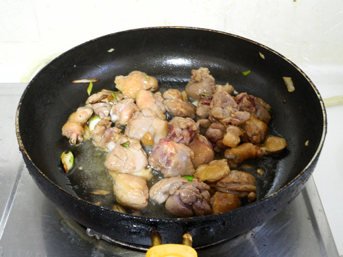 菌香鸭腿煲仔饭步骤7