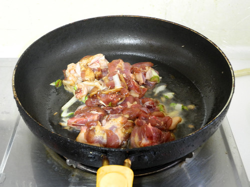 菌香鸭腿煲仔饭步骤6