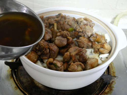 菌香鸭腿煲仔饭步骤16