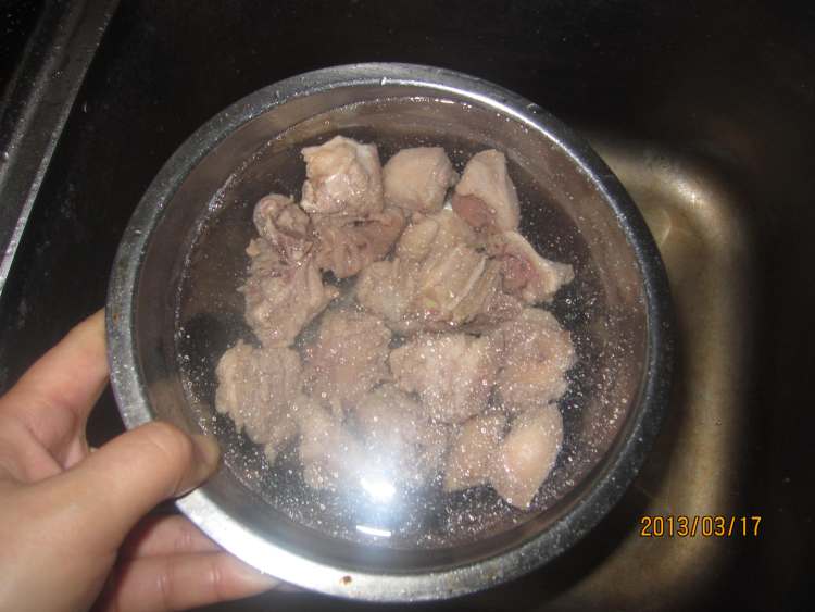 美味鸭菌汤步骤3