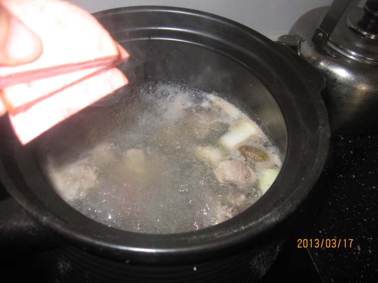 美味鸭菌汤步骤7