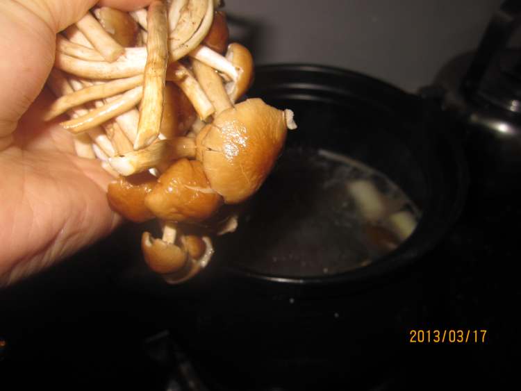美味鸭菌汤步骤8