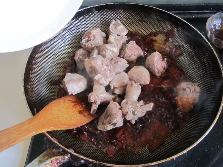鸭腿焖藕步骤7