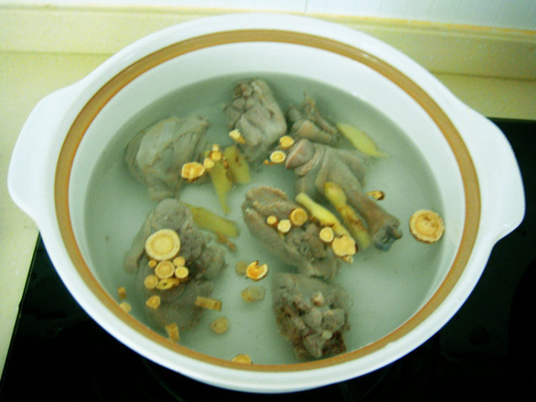 黄芪枸杞煲鸭汤步骤5
