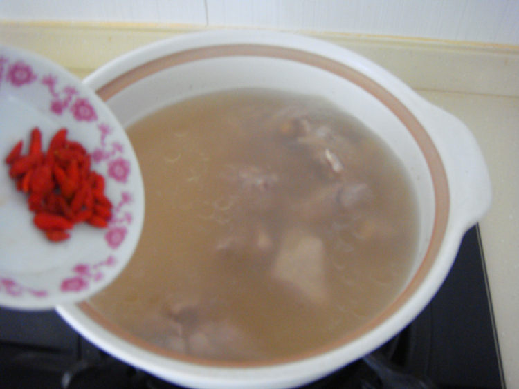 黄芪枸杞煲鸭汤步骤8