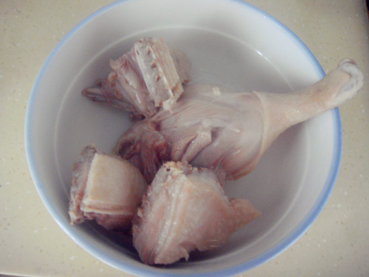 天麻煲鸭汤步骤4