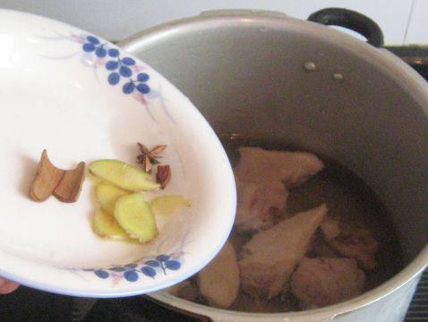 鸭腿萝卜汤步骤4