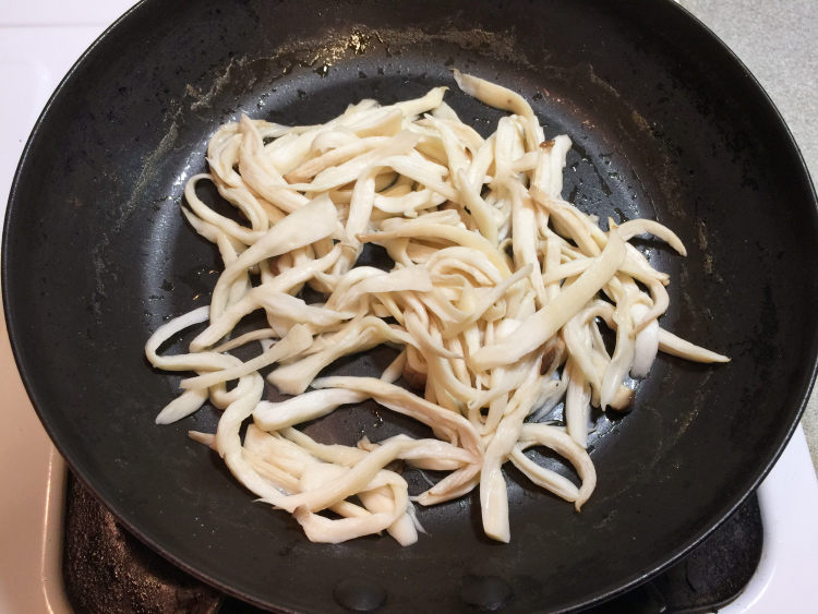 手撕金沙杏鲍菇步骤6