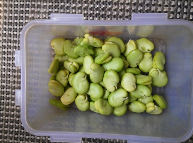 咸蛋炒青豆瓣步骤2