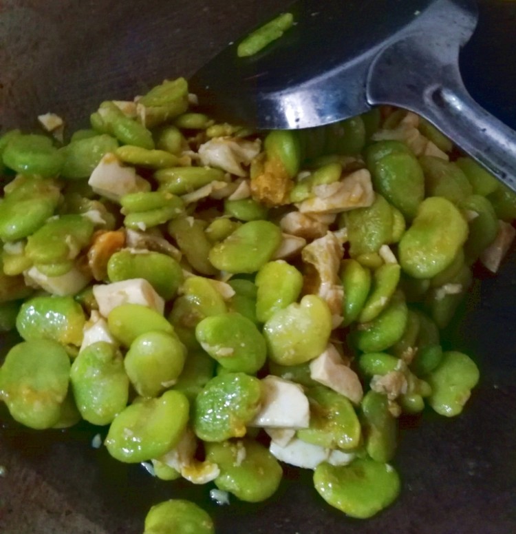咸蛋炒青豆瓣步骤8