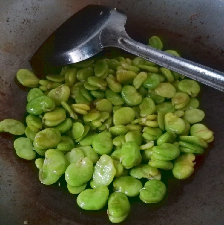 咸蛋炒青豆瓣步骤6