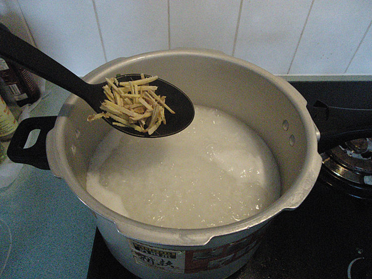 咸蛋皮蛋粥步骤7