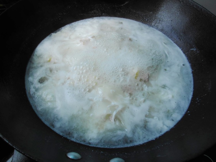 酸笋咸蛋肉片汤步骤6