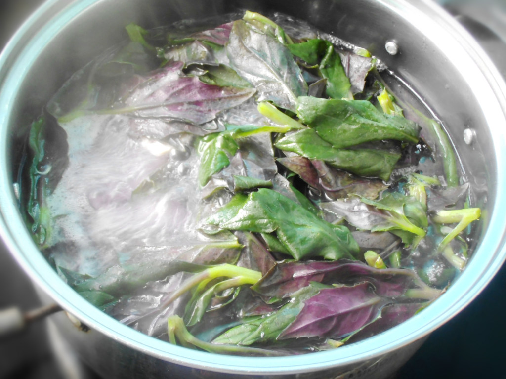 紫背菜咸蛋肉片汤步骤3