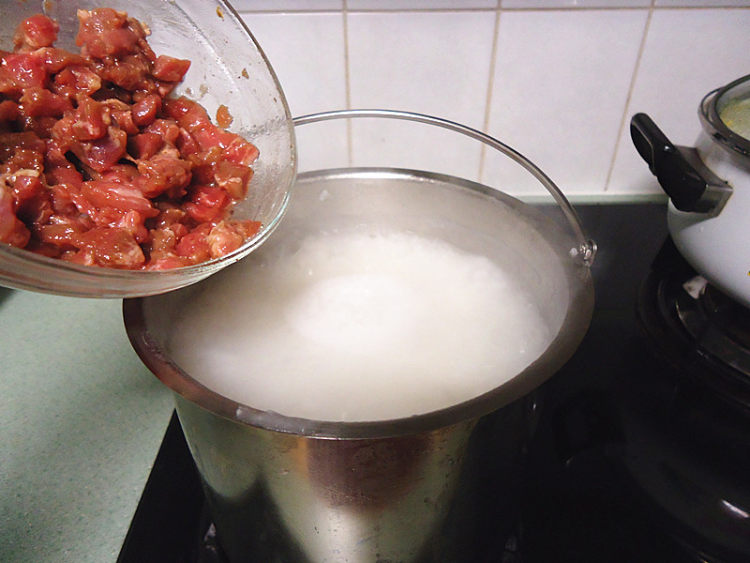 咸蛋皮蛋猪肉粥步骤9