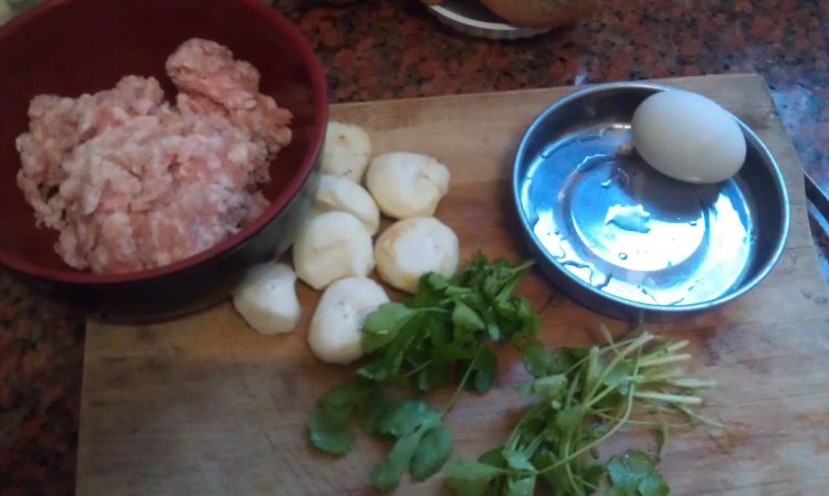咸蛋荸荠蒸肉饼步骤1