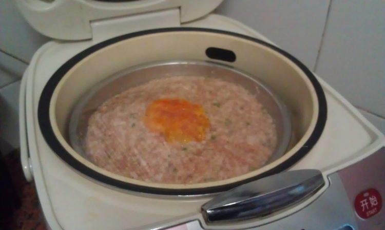 咸蛋荸荠蒸肉饼步骤7