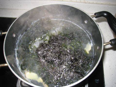 咸蛋干贝紫菜汤步骤3