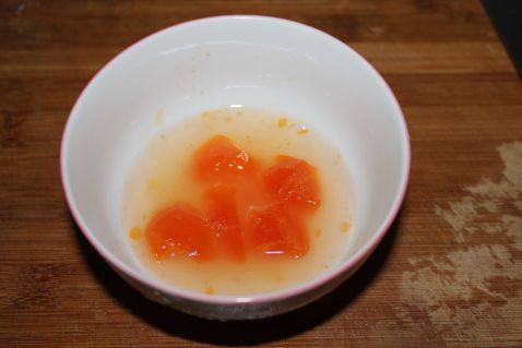 咸蛋干贝紫菜汤步骤1