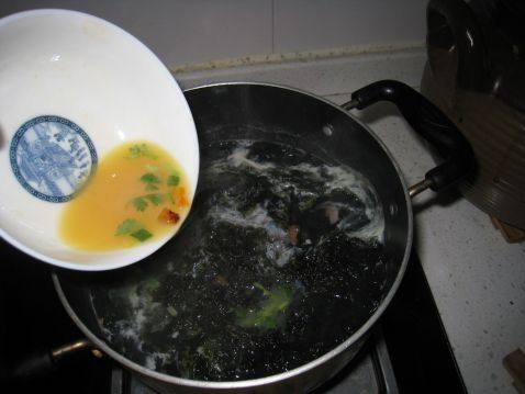 咸蛋干贝紫菜汤步骤4