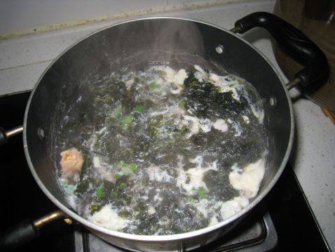咸蛋干贝紫菜汤步骤5