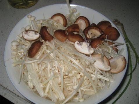 咸蛋上汤金针菇步骤1