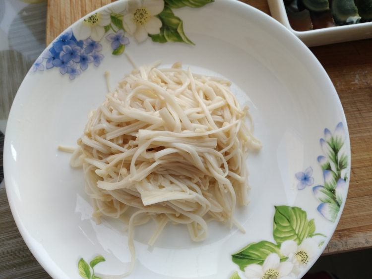 皮蛋拌金针菇步骤4