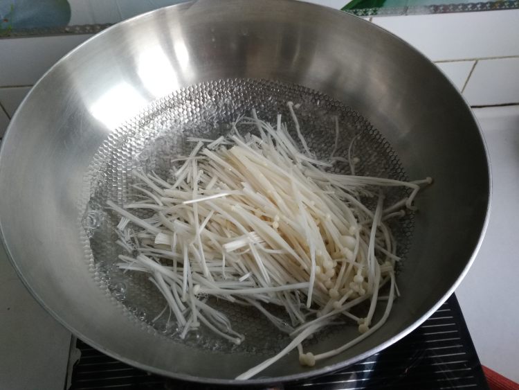 皮蛋拌金针菇步骤3