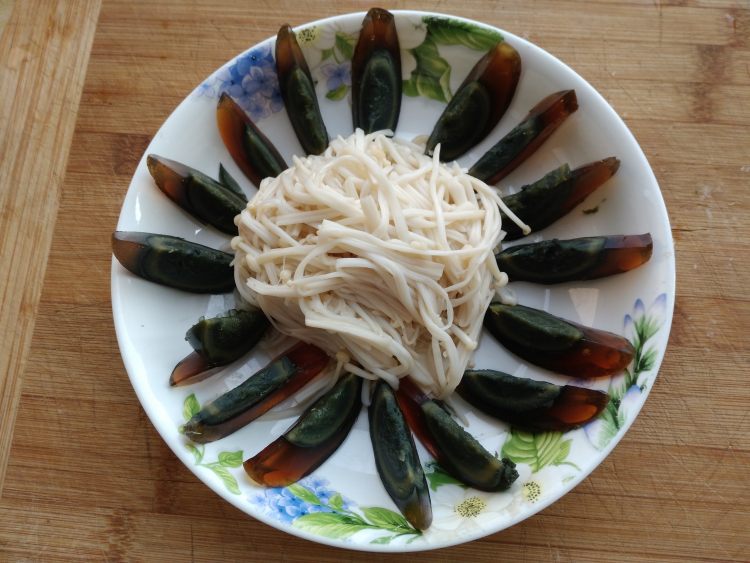 皮蛋拌金针菇步骤5