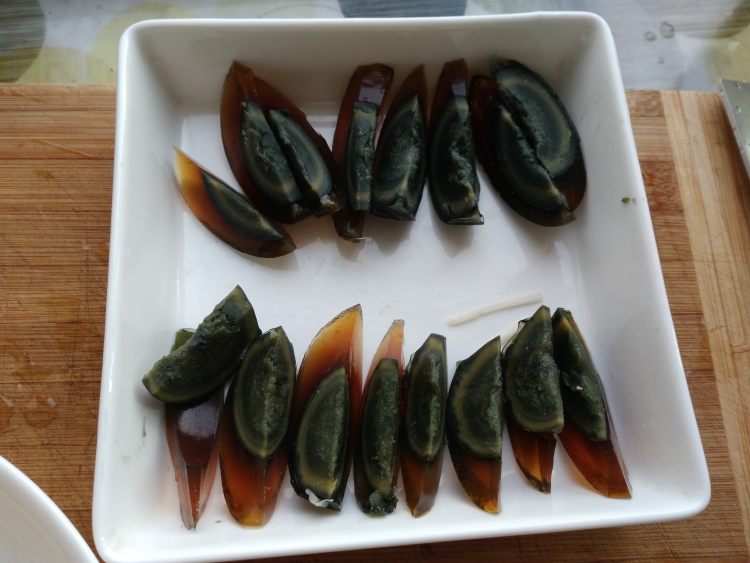 皮蛋拌金针菇步骤2