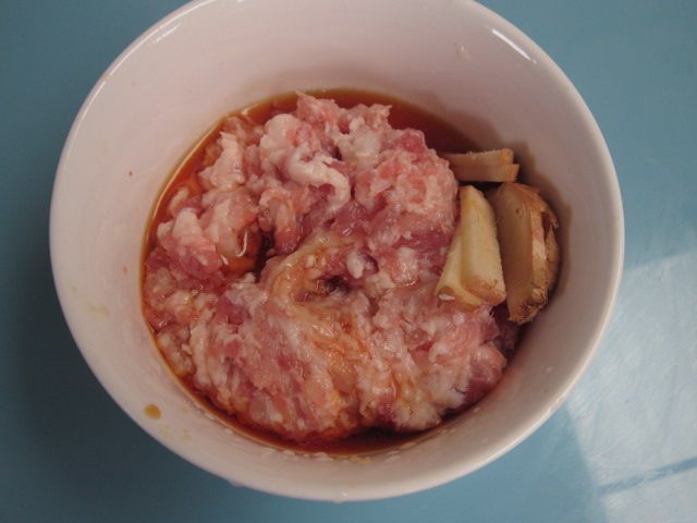 砂锅皮蛋瘦肉粥步骤3