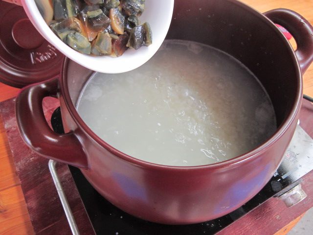 砂锅皮蛋瘦肉粥步骤6