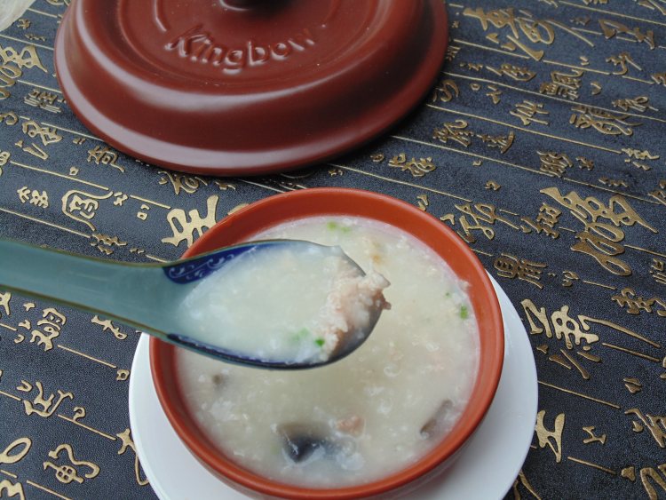砂锅皮蛋瘦肉粥步骤8