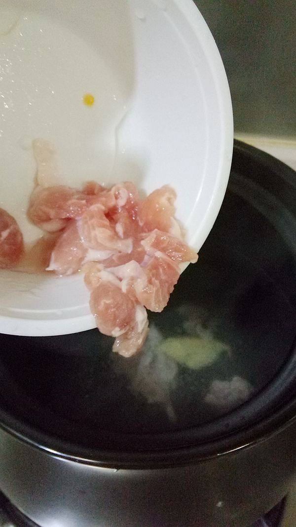 草鱼皮蛋滚辣椒叶步骤6