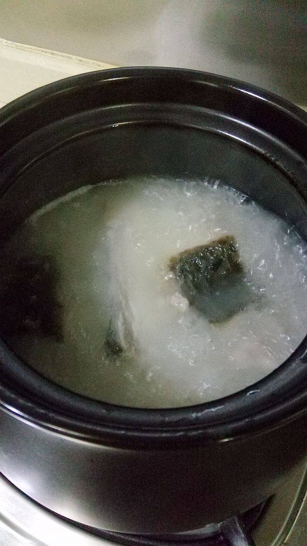草鱼皮蛋滚辣椒叶步骤7