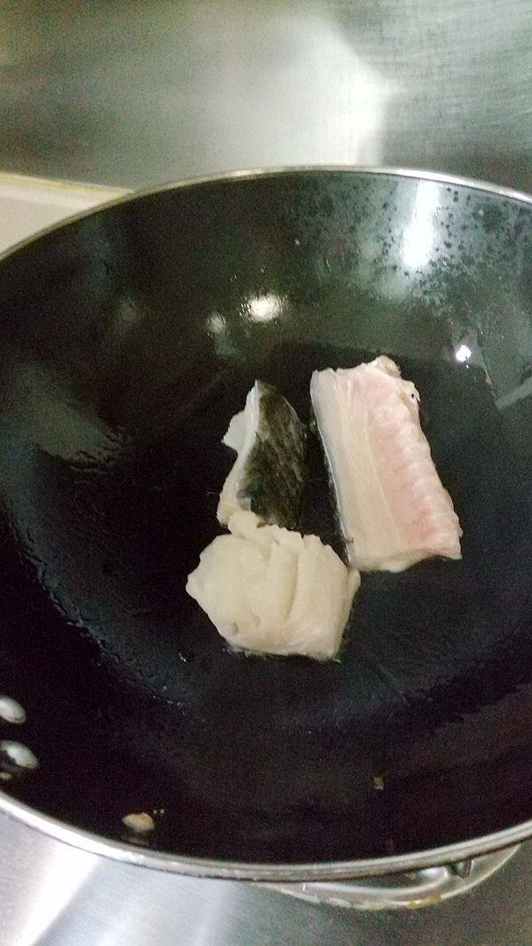 草鱼皮蛋滚辣椒叶步骤4