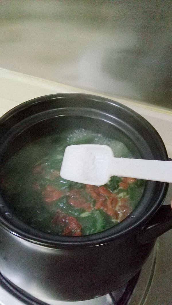 草鱼皮蛋滚辣椒叶步骤9