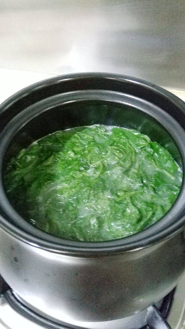 草鱼皮蛋滚辣椒叶步骤8