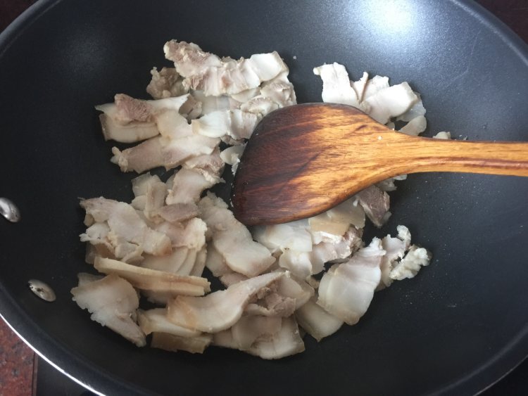 五花肉烩炒皮蛋步骤2