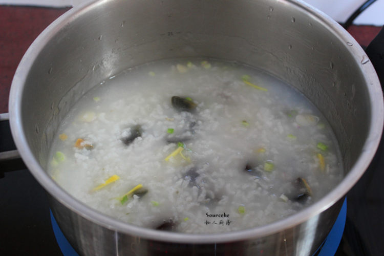 西兰花皮蛋粥#本味家步骤5