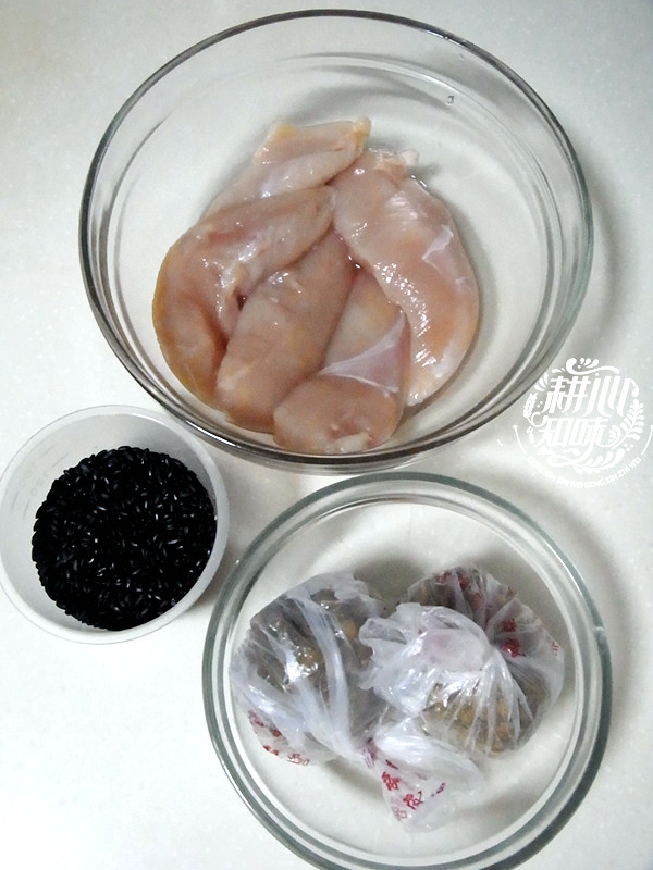 皮蛋鸡肉黑米粥步骤1