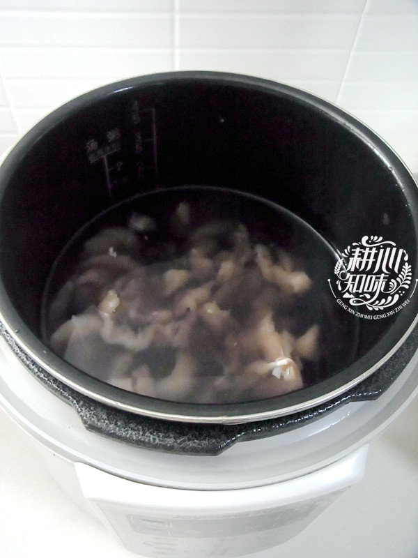 皮蛋鸡肉黑米粥步骤3