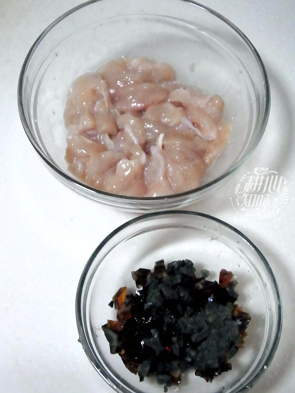 皮蛋鸡肉黑米粥步骤2