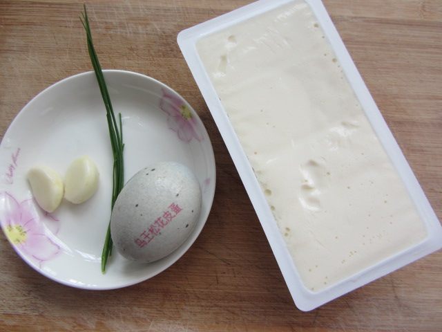 蒜泥皮蛋拌豆腐步骤1