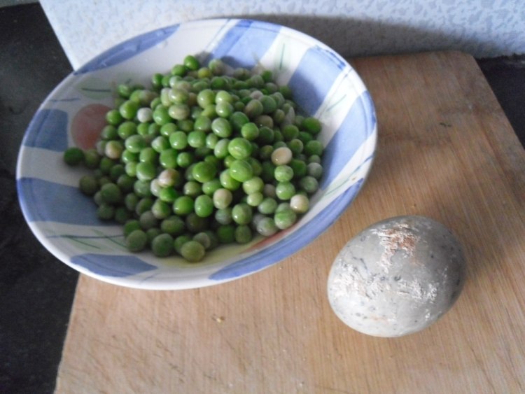 皮蛋烧豌豆粒步骤1