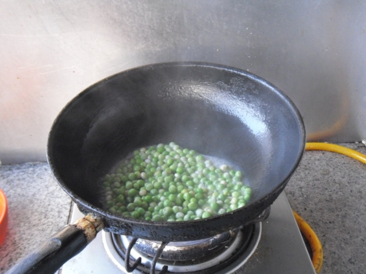 皮蛋烧豌豆粒步骤4