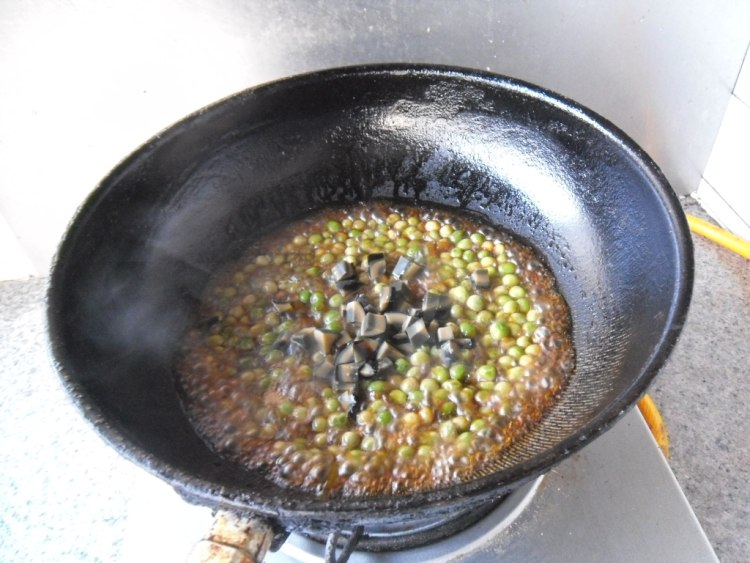 皮蛋烧豌豆粒步骤7
