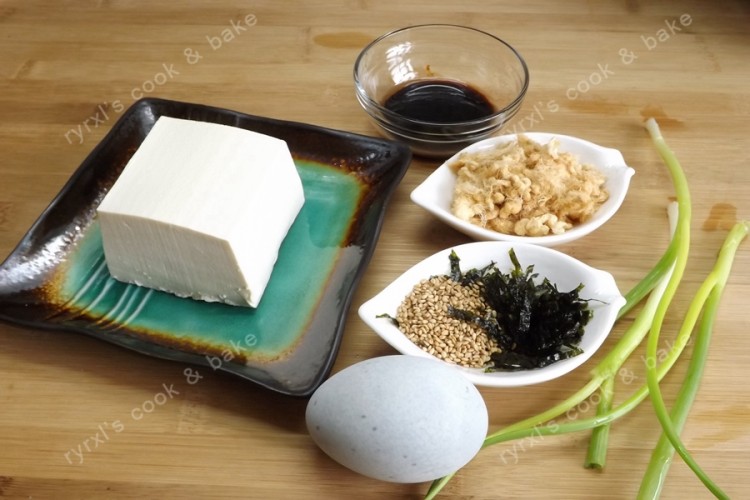 肉松皮蛋拌豆腐步骤1