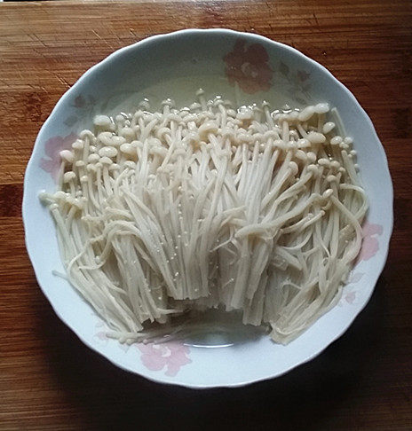 皮蛋剁椒拌金针茹步骤6