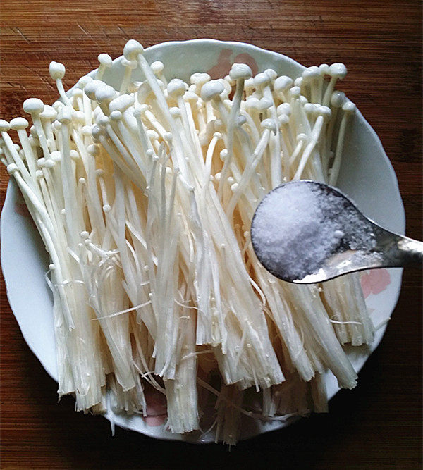 皮蛋剁椒拌金针茹步骤4